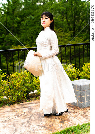 アオザイを着た女性 66483276