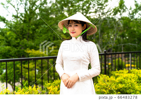 アオザイを着た女性 66483278