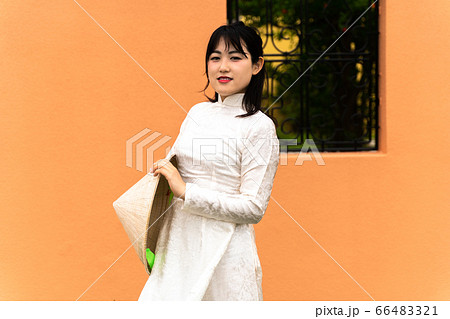 アオザイを着た女性 アオザイを着た女性 66483321