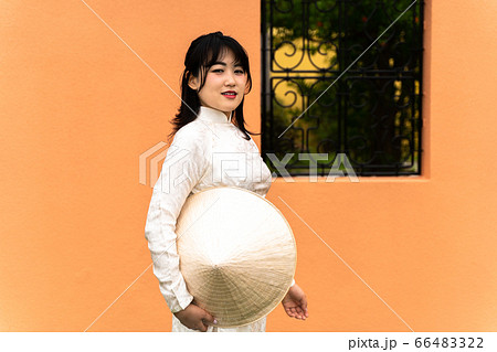 アオザイを着た女性 66483322