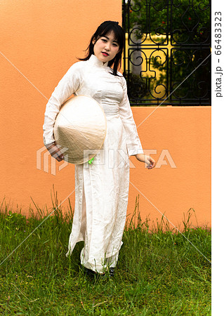 アオザイを着た女性 66483323