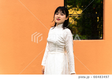 アオザイを着た女性 66483497