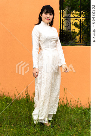 アオザイを着た女性 66483502