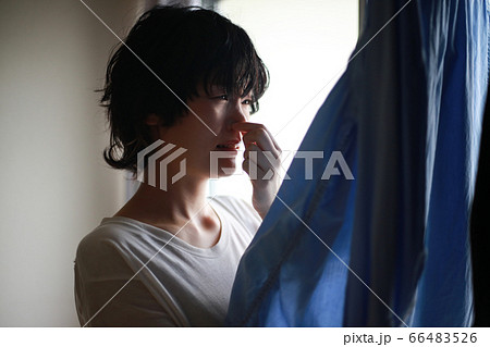 生乾きの臭いに鼻をつまむ女性 66483526