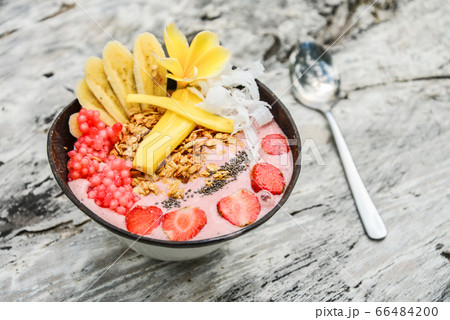 Smoothie bowl with granola Smoothie bowl with granola 66484200
