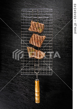 串焼きバーベキュー　Skewers barbecue to enjoy outdoors  66484549