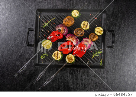 串焼きバーベキュー　Skewers barbecue to enjoy outdoors  66484557