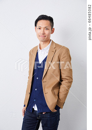 メンズファッション 代半ば 代後半の写真素材