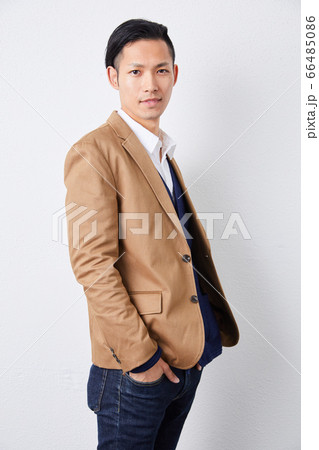 メンズファッション 代半ば 代後半の写真素材