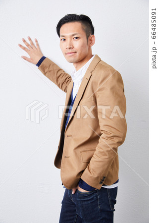 メンズファッション 代半ば 代後半の写真素材