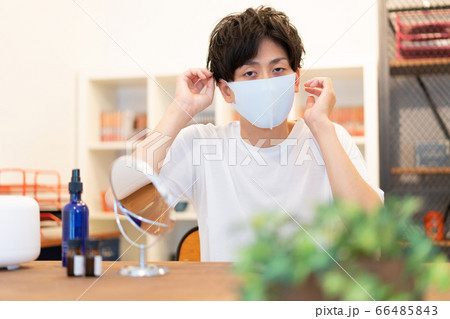 目にくまを作っている目不足の若い男子 66485843