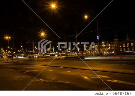 オランダアムステルダムの夜景 歴史的な建物と流れる車の明かり オランダアムステルダムの夜景 歴史的な建物と流れる車の明かり 66487167