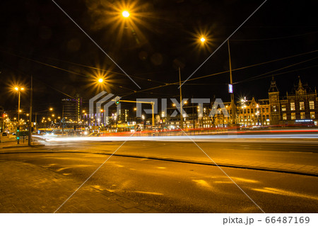 オランダアムステルダムの夜景　歴史的な建物と流れる車の明かり 66487169