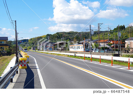 宍道湖沿線の国道沿いを走る一畑電車とレトロな駅のホームが見える長閑な風景 … 島根県 松江市(晴れ) 宍道湖沿線の国道沿いを走る一畑電車とレトロな駅のホームが見える長閑な風景 … 島根県 松江市(晴れ) 66487548