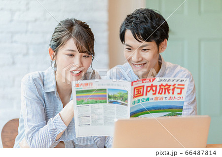 旅行のパンフレットを見ながら計画を立てる男女 旅行のパンフレットを見ながら計画を立てる男女 66487814
