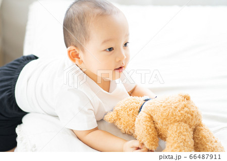 A little boy play on the bed 66487911