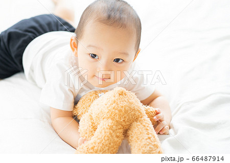 A little boy play on the bed 66487914