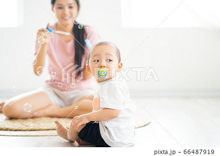 Mother and son playing in the floor 66487919