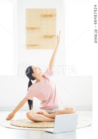A woman doing yoga at home 66487924