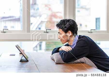 リラックスして自宅でタブレットを見る男性 リラックスして自宅でタブレットを見る男性 66488138