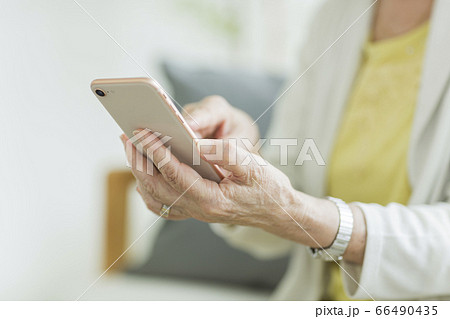 シニア女性 スマホ シニア女性 スマホ 66490435