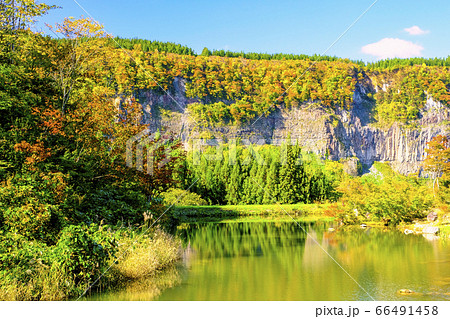 池と紅葉の石落とし 66491458