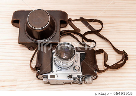 レトロカメラ 皮ケース付きの写真素材