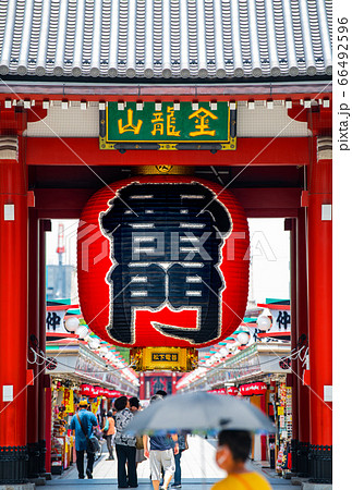日本の東京都市景観　七年ぶりに新調された浅草寺雷門の大提灯 66492596