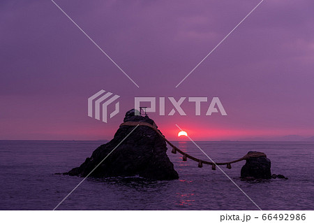 三重県 二見ヶ浦 夏至の日 夫婦岩の間から見える富士山 三重県 二見ヶ浦 夏至の日 夫婦岩の間から見える富士山 66492986