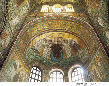 イタリアラヴェンナのモザイク画 黄金壁に描かれた聖者達 イタリアラヴェンナのモザイク画 黄金壁に描かれた聖者達 66493026