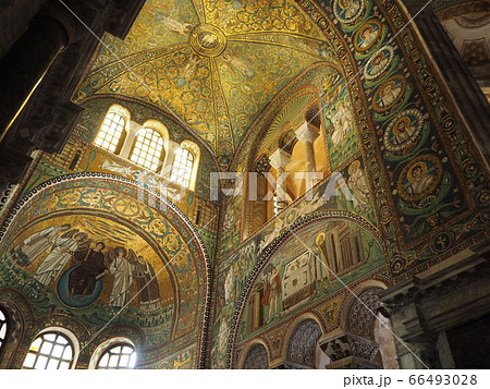 イタリアラヴェンナのモザイク画 差し込む光に黄金に輝く天井画 イタリアラヴェンナのモザイク画 差し込む光に黄金に輝く天井画 66493028