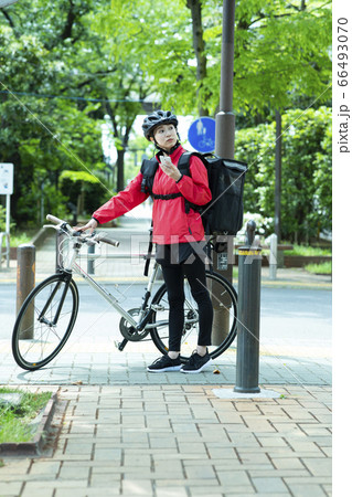 女性配達員　デリバリー　 66493070