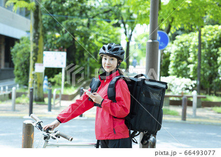 女性配達員 デリバリー の写真素材