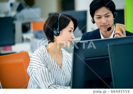 オフィスで対応中の女性オペレーター 66493559