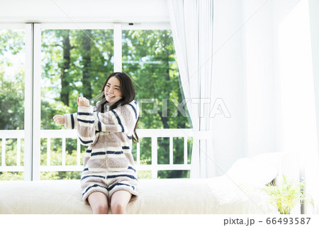若い女性 ライフスタイル 起床 若い女性 ライフスタイル 起床 66493587