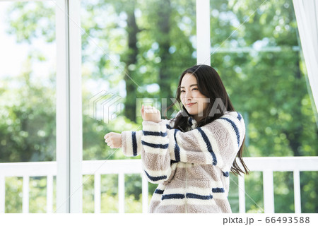 若い女性　ライフスタイル　起床 66493588