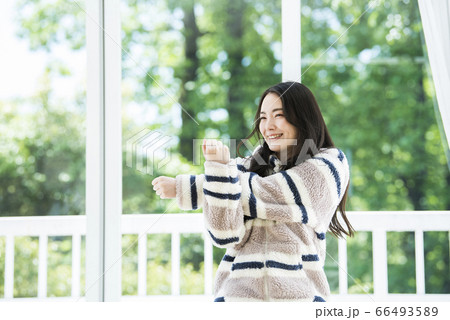若い女性　ライフスタイル　起床 66493589