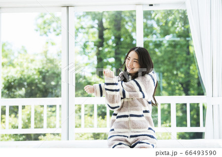 若い女性　ライフスタイル　起床 66493590