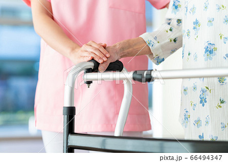 介護　シニア　女性　病院　ヘルパー　介護士 66494347