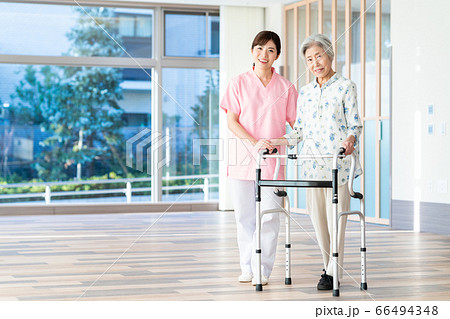 介護　シニア　女性　病院　ヘルパー　介護士 66494348