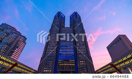 日本の東京都市景観 青くライトアップされた東京都庁と夕焼け 日本の東京都市景観 青くライトアップされた東京都庁と夕焼け 66494488