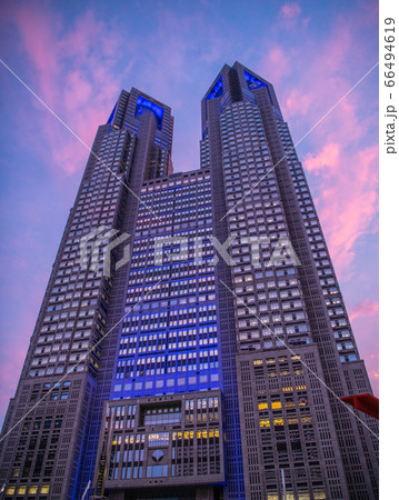 日本の東京都市景観 青くライトアップされた東京都庁と夕焼け 日本の東京都市景観 青くライトアップされた東京都庁と夕焼け 66494619