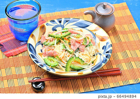 沖縄料理ソーミンチャンプルー ソーメンチャンプルー そーめんちゃんぷるー 茹で素麺と具材炒め の写真素材