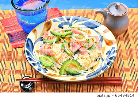 沖縄料理ソーミンチャンプルー（ソーメンチャンプルー／そーめんちゃんぷるー）。茹で素麺と具材炒め。 66494914