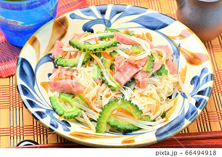 沖縄料理ソーミンチャンプルー（ソーメンチャンプルー／そーめんちゃんぷるー）。茹で素麺と具材炒め。 66494918