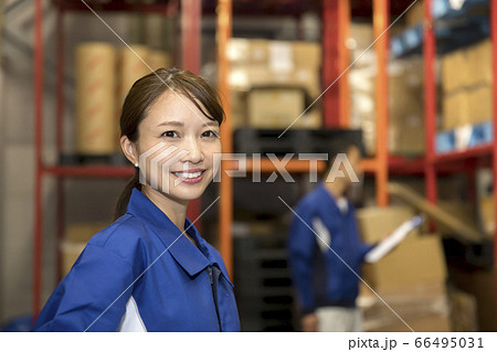 物流倉庫で商品管理をする作業員男女　立ちポーズ 66495031