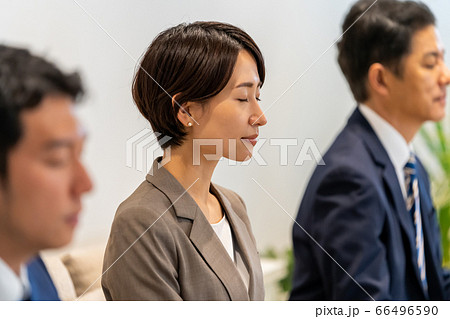 目を閉じるビジネスパーソン 66496590
