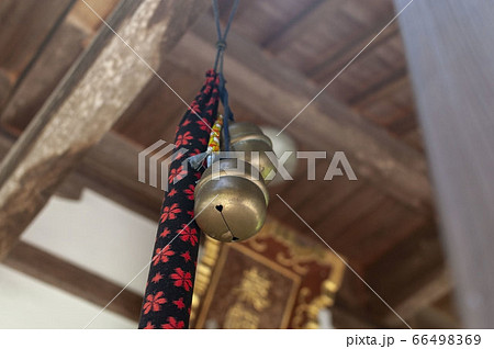 神社に吊るしてある本坪鈴と鈴緒の写真素材 [66498369] - PIXTA