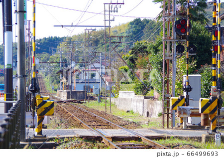 宍道湖沿線を走る一畑電車の線路と踏切と駅のホームが見える長閑な風景 … 島根県 松江市（晴れ） 66499693