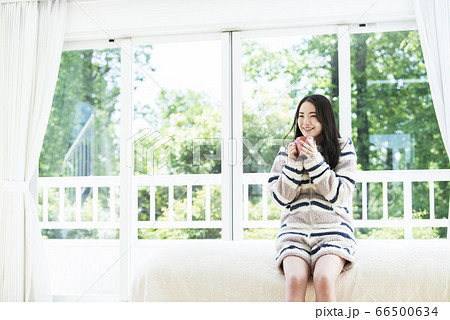 若い女性　ライフスタイル　起床　飲み物 66500634